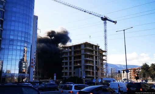 Пожар пламна край строеж в района на &ldquo;Симеоновско шосе&rdquo; ВИДЕО