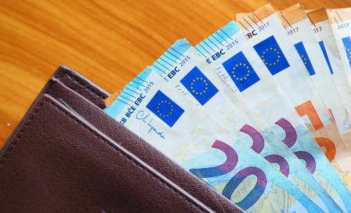 В кои сектори заплатите са над 3000 евро? 