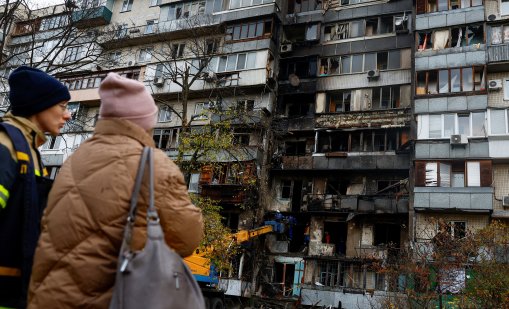 Неочаквано убежище: Крикетът забавлява украински деца по време на атаките