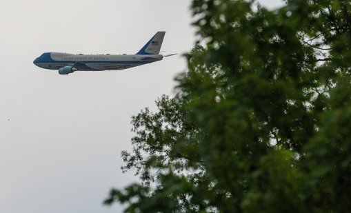 Инцидент с Air Force One забави Тръмп с 20 минути, какви са версиите? ВИДЕО