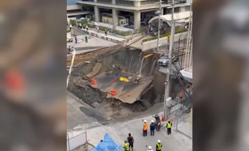 Огромна дупка зейна на оживена улица в Банкок в сутрешния пиков час ВИДЕО