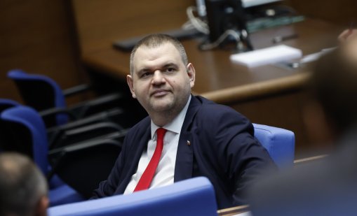 Дружество &ldquo;касичка&ldquo; е финансирало полетите на Пеевски за над 5 млн. евро