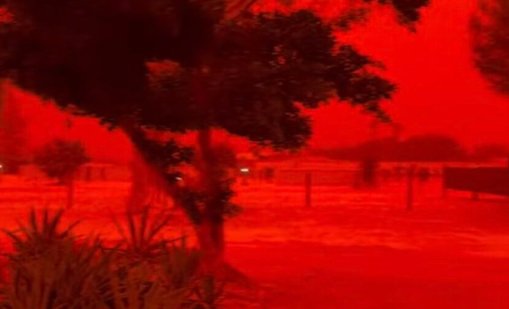 Tропическият циклон Нарел оцвети небето в Западна Австралия в червено ВИДЕО