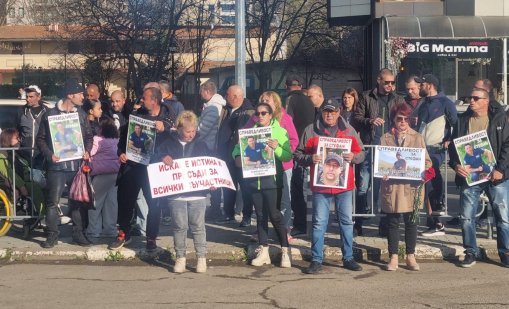 Десетки протестираха в Слънчев бряг заради убийството на Стефан Денев 