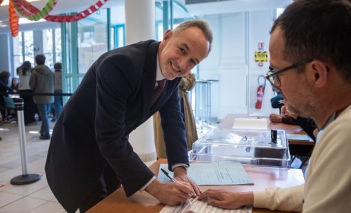 Социалистът Еманюел Грегоар печели изборите за кмет на Париж