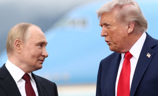 В кадър: Тръмп посрещна Путин в Аляска на червен килим, срещата започна