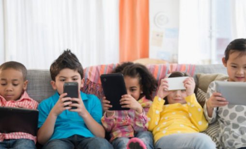 Детокс лагери, наказания, лишения: Как да спасим децата от телефоните?