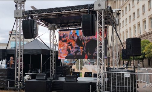 Циркът в бюджетната комисия се излъчва на площада пред МС