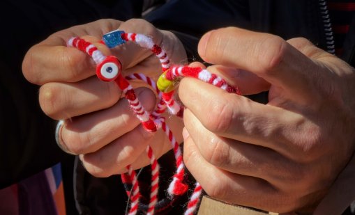 В кадър: Мартениците изпълниха улиците в София