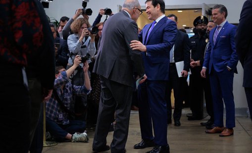 Рубио се появи с обувки, по-големи от крака му... били подарък от Тръмп 