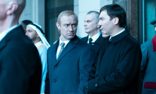 Джуд Лоу се превъплати в Путин, „Магьосникът от Кремъл“ с премиера във Венеция  