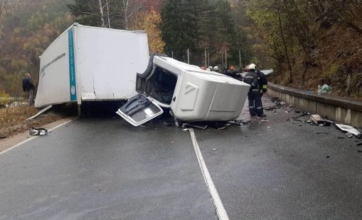 Откачено ремарке се удари в насрещен камион, шофьор е тежко ранен