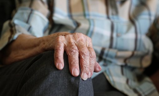 Пенсионери се надяват на коледни надбавки, за да си купят месо и мандарини 