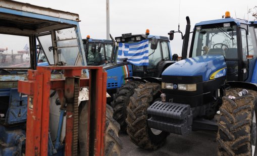 Десетки камиони са блокирани у нас, полицията спира автомобилите към Кулата