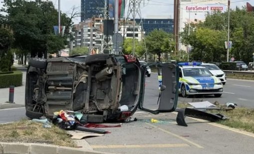 Отнето предимство: Кола се преобърна при катастрофа в София