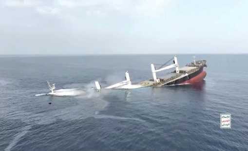 Още четирима бяха спасени от кораб, поразен от хусите в Червено море