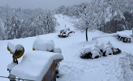 До 40 см e e навалелият сняг в Осоговската планина, хижите, пълни с туристи, са без ток