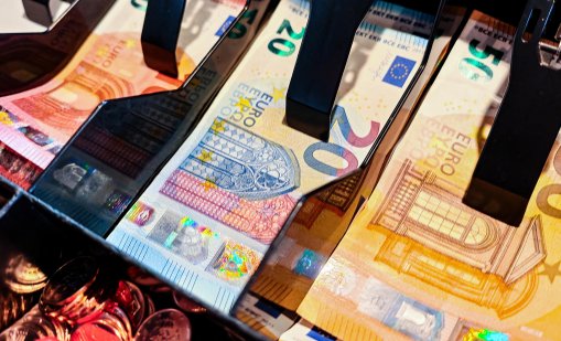 Служител на бензиностанция подменил 3 фалшиви банкноти по 50 евро с истински