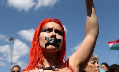Хиляди унгарци излязоха на мълчалив протест срещу спорен законопроект