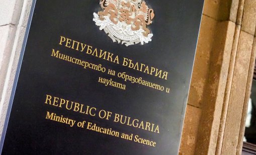 Заради камери в тоалетните? Задържаха директора на столично училище