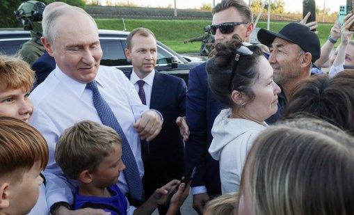 Несигурният Путин се надява, че обиколката му в Русия ще спаси намаляващата му популярност