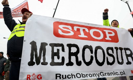 Фермерите пак запалиха тракторите за протест срещу сделката с Меркосур СНИМКИ