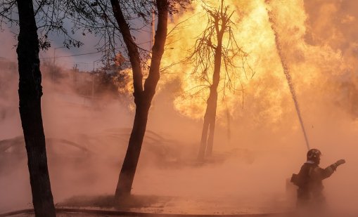 Украински пожарникари се борят втори ден с пожар в района на Чернобил