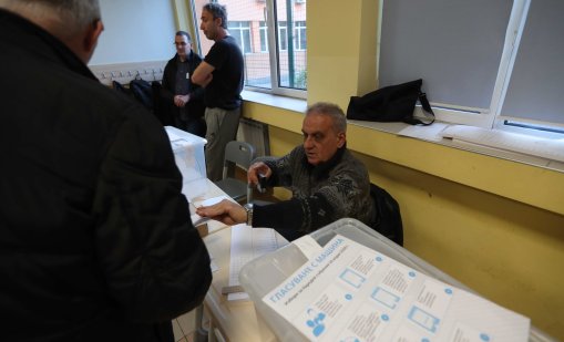 Нарушение: Член на комисия в Септемврийци подписва и пуска бюлетини в урна