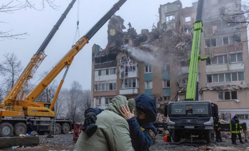 Руски дронове предизвикаха пожари в жилища в Киев, убивайки един човек