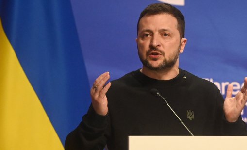 В Косово свалиха украинския флаг след изказване на Зеленски