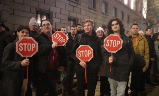 В кадър: Хиляди протестиращи изпълват "Триъгълника на властта" за протест 