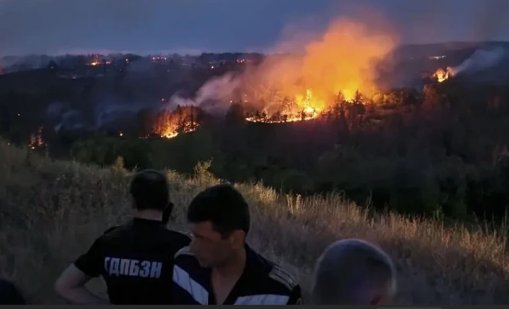 Страната пламна: Горят вили и сгради, обявиха евакуация в Песнопой 