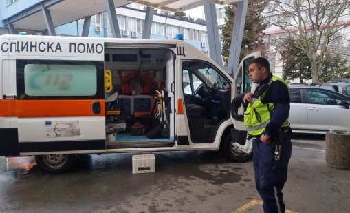 Шофьор загина, след като колата му се вряза в трактор