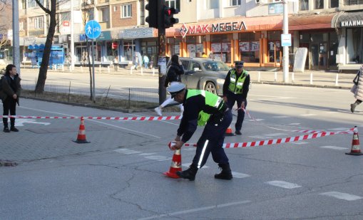 Блъснаха пешеходец в Кресна, движението е затруднено