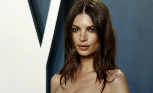 Емили Ратайковски изкуши като спасителка на плажа