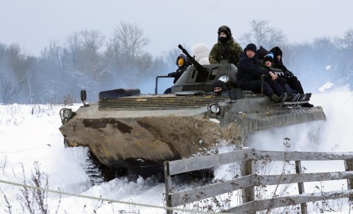 Как руските танкове играха на криеница с украинските дронове и загубиха ВИДЕО