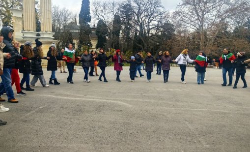 Костадинов брани хорото пред Морската градина във Варна