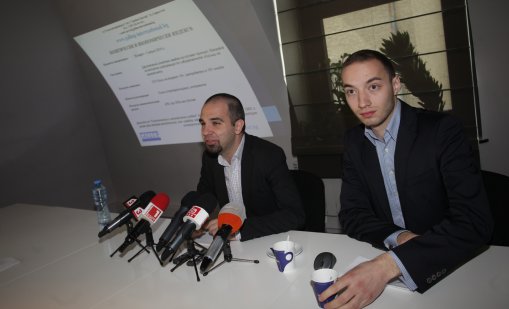 Социолози: Задухва друг вятър, но управляващите ще гледат да удържат заради Радев 