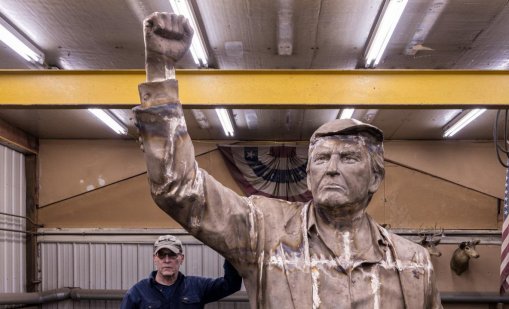 Гигантска позлатена статуя на Тръмп стои заложник, но защо? 