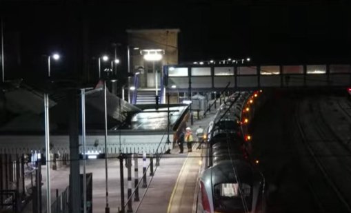 Масово кръвопролитие: Двама мъже атакуваха с ножове влак в Англия, има тежко ранени ВИДЕО