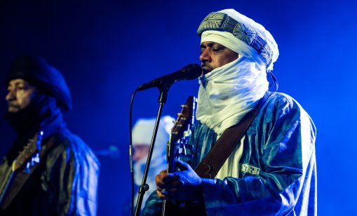 Песните на пустинята: Tinariwen между изгнанието, паметта и сцената