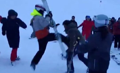 Див бой между скиор и сноубордисти избухна във Френските Алпи ВИДЕО
