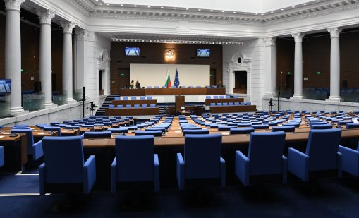 Поради липса на кворум, заседанието на парламента беше закрито половин час преди края