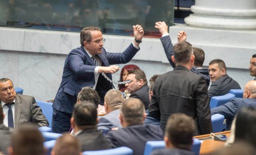 "Възраждане" окупираха трибуната на НС, Ганев и Божанков си налетяха на бой 