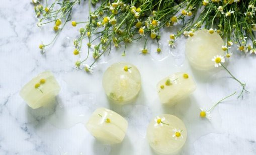 Ледени билкови кубчета при подпухнало лице