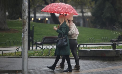 Времето днес: Слаби валежи от дъжд, на места и сняг