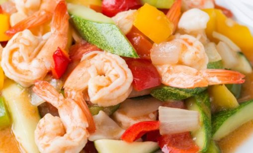 Рецептата Dnes: Запържени скариди със зеленчуци