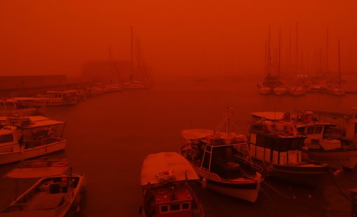 Апокалипсис в Гърция: Червено небе и улици, превърнати в бушуващи реки СНИМКИ/ВИДЕО