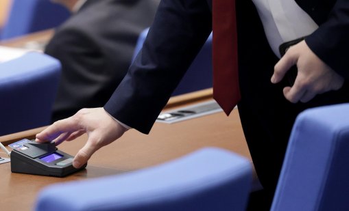 Не приеха проектозакона на ПП-ДБ за ИК, ограничиха секциите до 20 в страните извън ЕС 