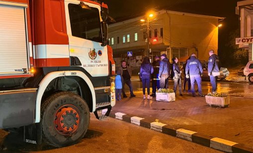 Наводнени къщи, отнесени автомобили и павета: Ситуацията във Велико Търново е критична